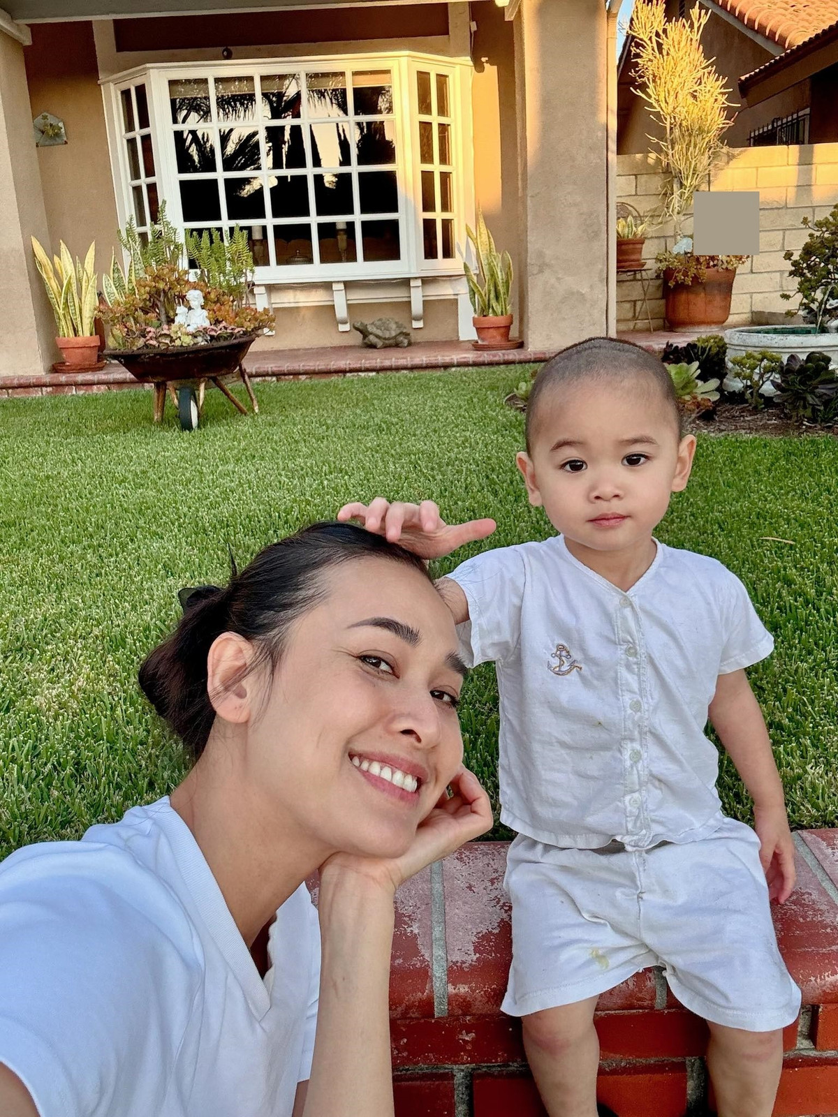 Hoa hậu Dương Mỹ Linh không còn hoạt động trong showbiz Việt nhiều năm qua. Năm 2022, người đẹp tổ chức đám cưới với doanh nhân Tôn Thất Bảo Anh. Một năm sau hôn lễ, cô chào đón con trai đầu lòng tên Julian (tên thân mật là Phính) gia nhập tổ ấm.