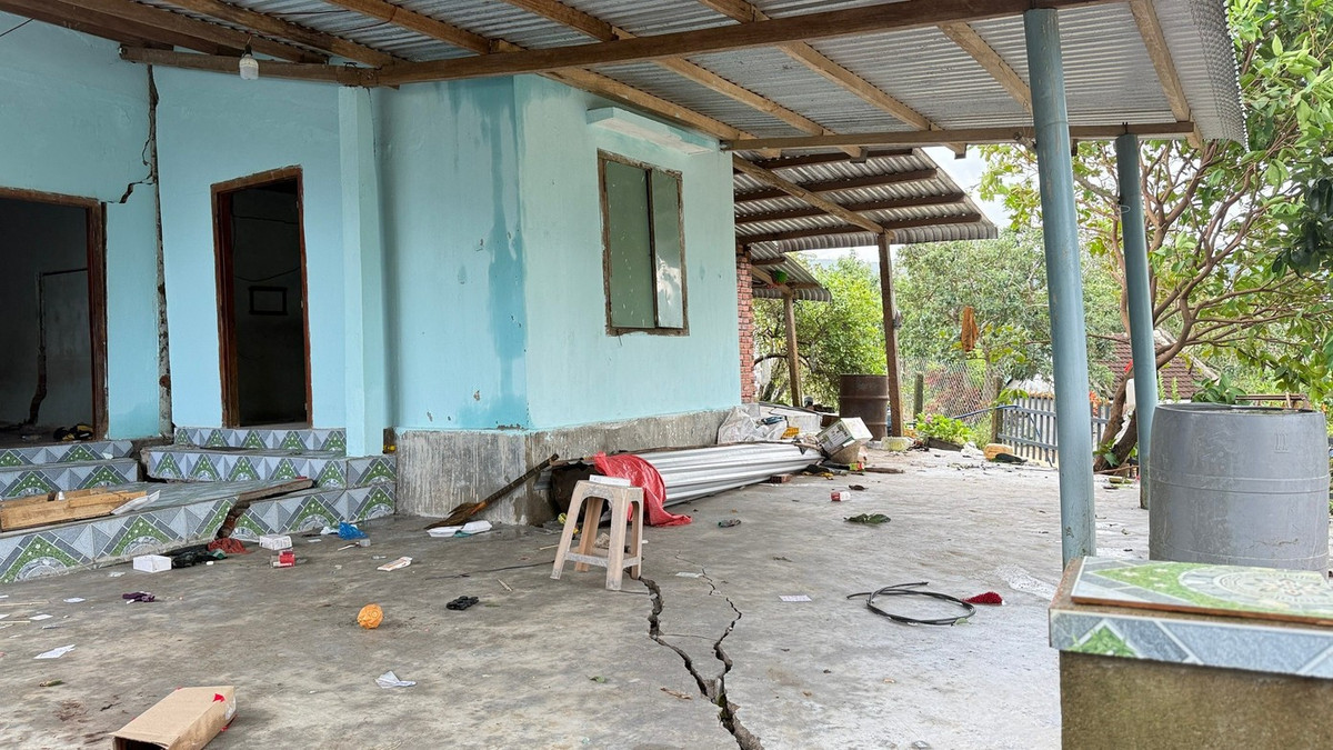 Nền nhà bị sụt lún, nứt toác.