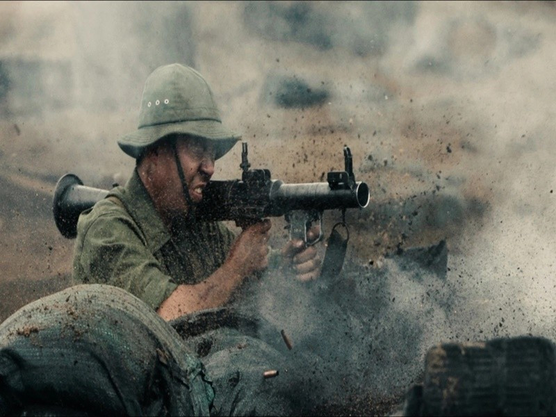 Chia sẻ trên Tiền Phong, đại diện Box Office Vietnam cho hay, các suất chiếu hiện tại và vài ngày tới của Mưa đỏ đều kín chỗ. "Trong 1-2 tuần tới, khó có bộ phim nào có thể lay chuyển vị thế dẫn đầu phòng vé của Mưa đỏ. Không khó để bộ phim vượt qua mốc 300 tỷ đồng", người này cho biết thêm. Ảnh: VOV.