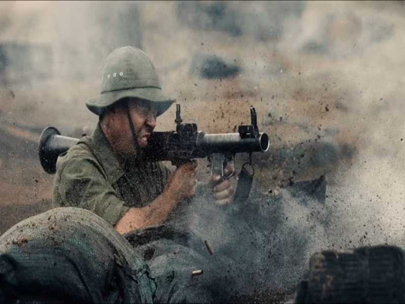 Chia sẻ trên Tiền Phong, đại diện Box Office Vietnam cho hay, các suất chiếu hiện tại và vài ngày tới của Mưa đỏ đều kín chỗ. "Trong 1-2 tuần tới, khó có bộ phim nào có thể lay chuyển vị thế dẫn đầu phòng vé của Mưa đỏ. Không khó để bộ phim vượt qua mốc 300 tỷ đồng", người này cho biết thêm. Ảnh: VOV.