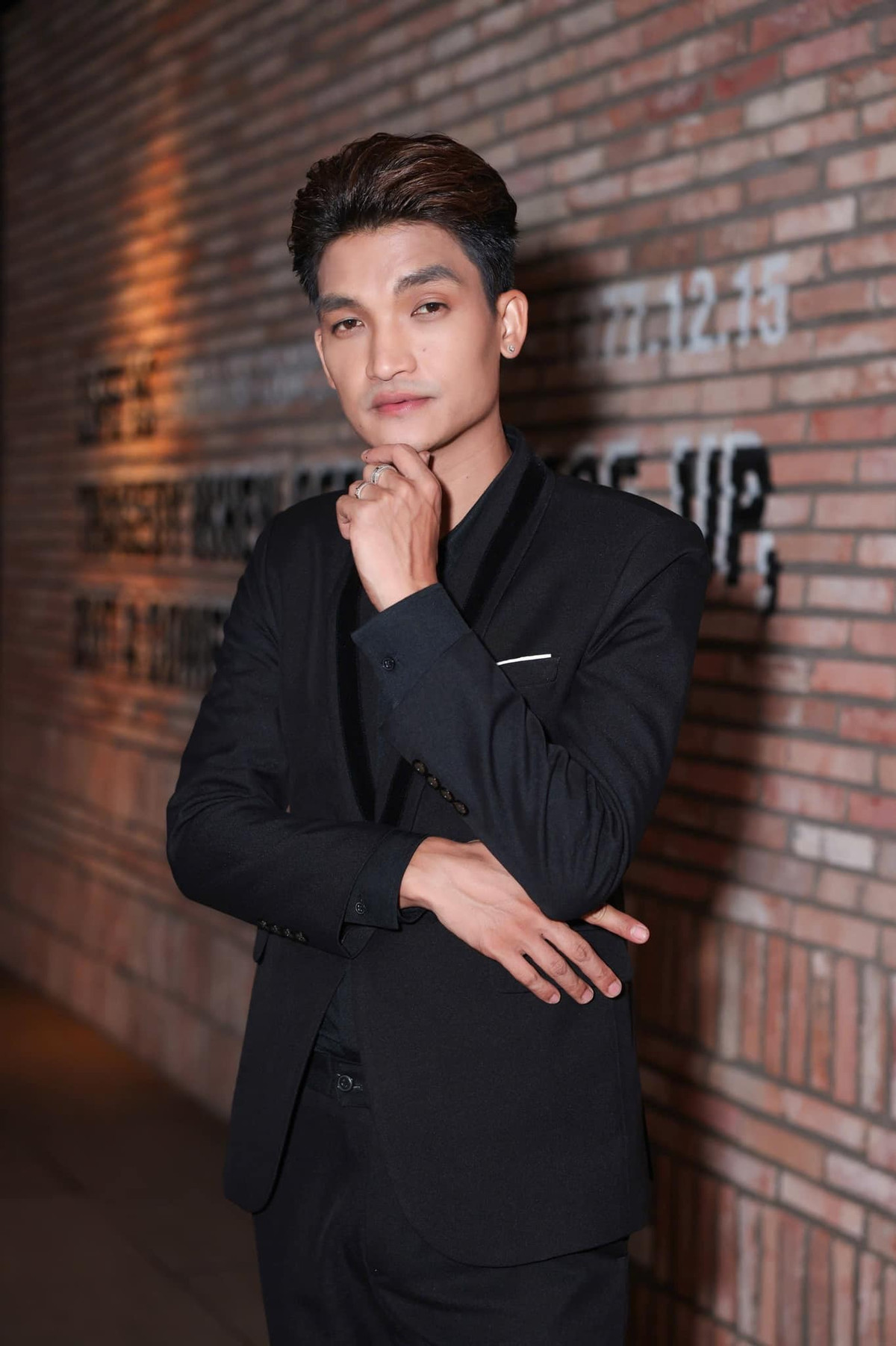 Mạc Văn Khoa được khán giả yêu mến nhờ lối diễn mộc mạc, chân thành, gần gũi với đời sống. Sau hơn một thập kỷ theo đuổi nghệ thuật, nam diễn viên vẫn giữ được hình ảnh giản dị, không ồn ào, tập trung làm nghề nghiêm túc và bền bỉ.