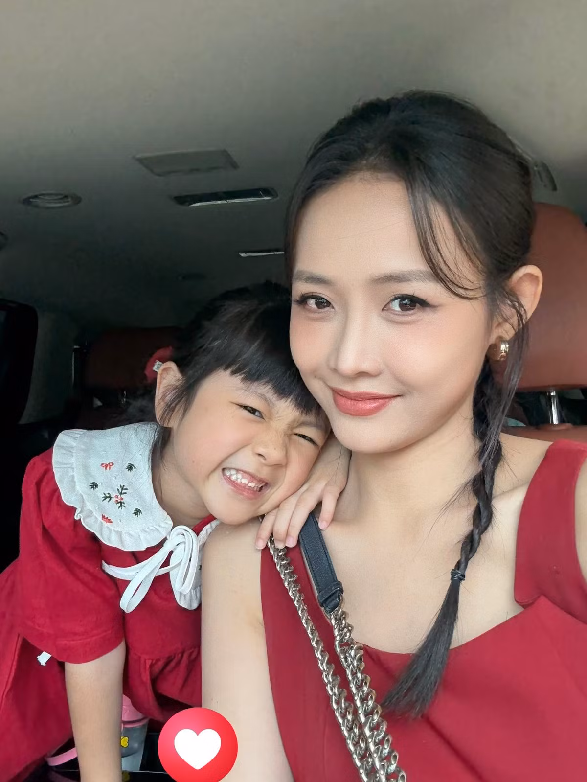 "Bona nói: “Tối qua con có xem mẹ bán hàng”. Mình hỏi: “Thấy mẹ bán có được không? Có xinh gái không?”. Bona: “Dạ có, con muốn bán hàng phụ mẹ”, Trương Mỹ Nhân chia sẻ. Ảnh: FB Trương Mỹ Nhân.