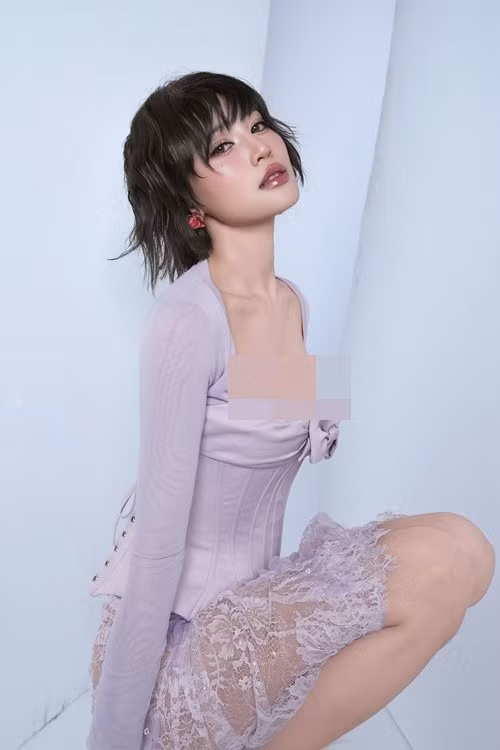 Nếu trước đây cô gắn với vẻ ngoài nhẹ nhàng, “ngọc nữ”, thì những năm gần đây, nữ diễn viên thử nghiệm nhiều phong cách hơn, từ quyến rũ, cá tính đến tối giản.