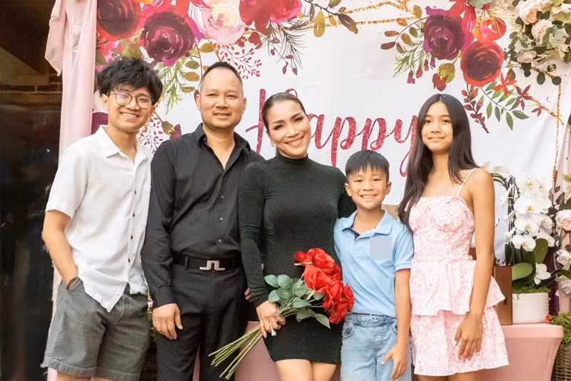 "Anh là người yêu thương con cái bằng cả trái tim, là người chồng sẵn sàng gánh vác mọi lo toan, là bờ vai vững chắc mà em luôn tựa vào mỗi khi mỏi mệt. Em biết mình không phải là người vợ hoàn hảo, nhưng em luôn cảm thấy may mắn vì có một người chồng như anh đủ bao dung để thấu hiểu, đủ kiên nhẫn để đi cùng em qua mọi thăng trầm", Hồng Ngọc trải lòng. Ảnh: FB Hồng Ngọc.