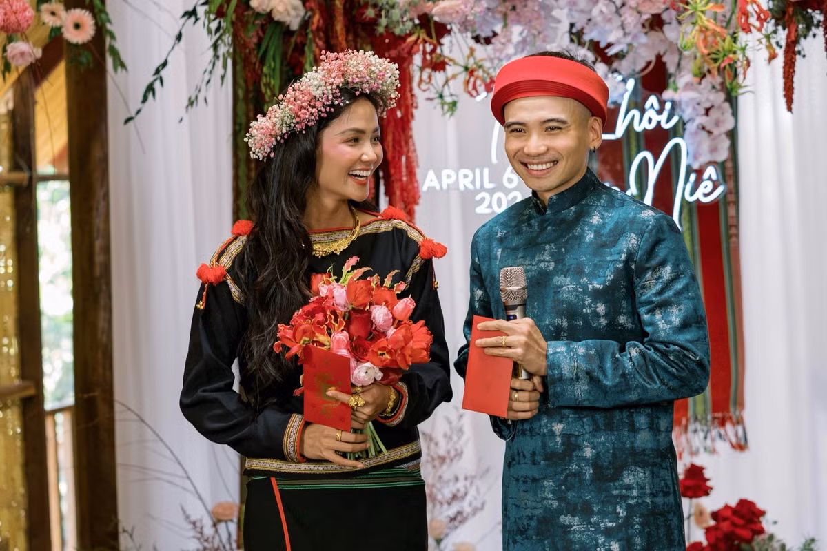 Trong đời sống cá nhân, H’Hen Niê kết hôn với Tuấn Khôi. Nàng hậu lựa chọn tổ chức đám cưới giản dị, tránh phô trương và đề cao sự bình yên trong cuộc sống hôn nhân.