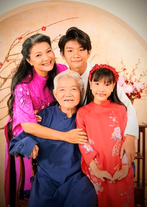 9 tuổi, Thanh Thư cao gần 1m5. Kiều Trinh định hướng cho con gái út thi hoa hậu trong tương lai. Ảnh: FB Kiều Trinh.