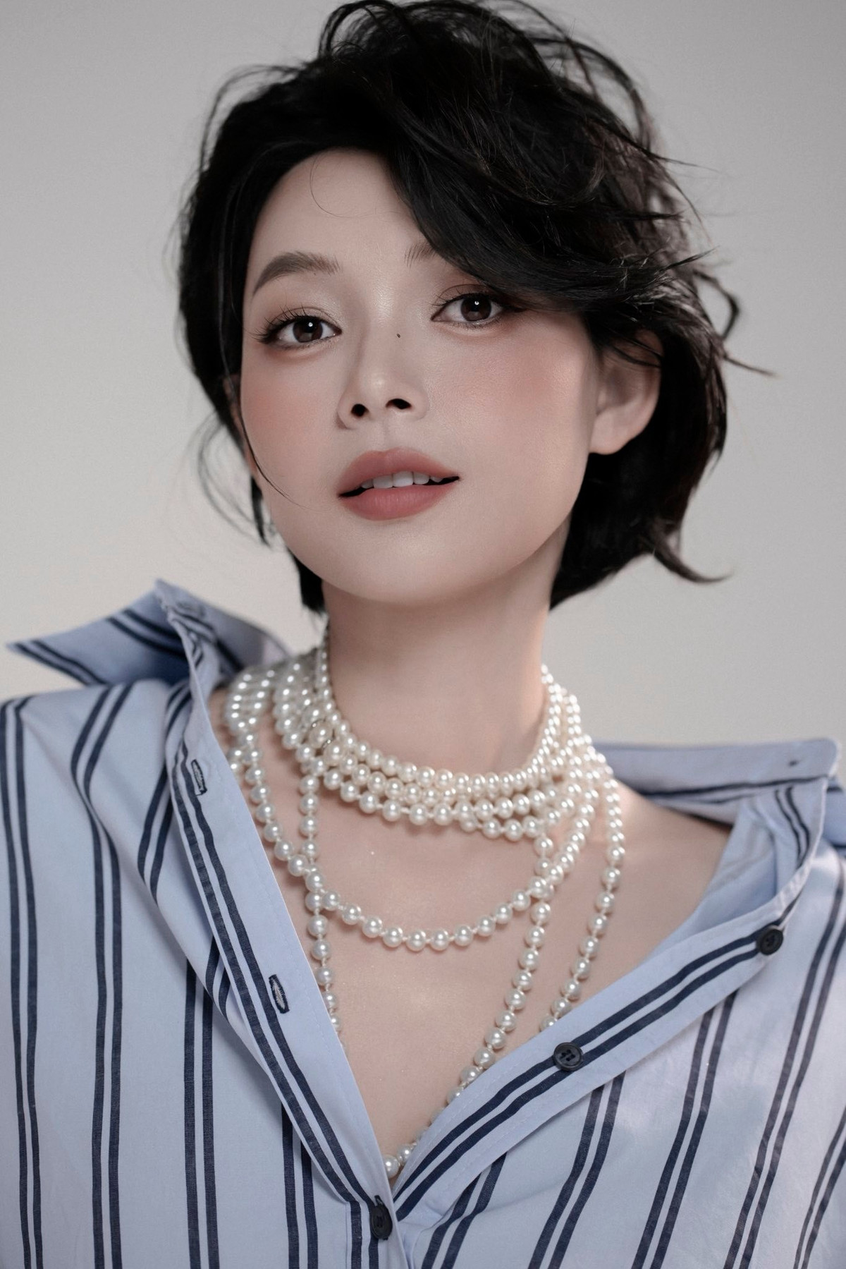 Ở Xuân Văn toát lên vẻ quyến rũ một cách tinh tế, không phô trương nhưng đủ sức gây mê nhờ sự hài hòa giữa nhan sắc, thần thái và gu thời trang.