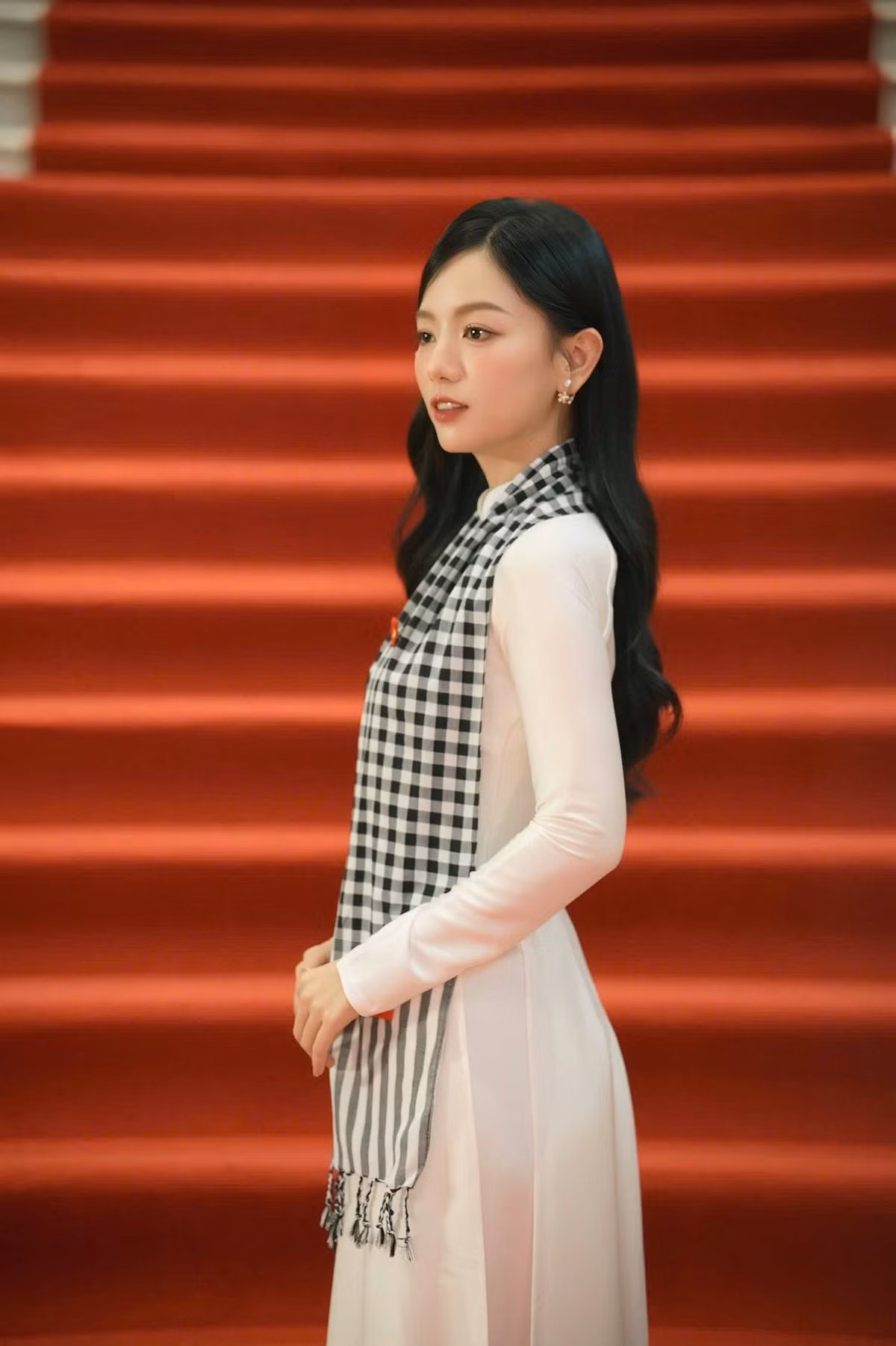 Trong một phân cảnh Mưa đỏ, Hạ Anh đã ngất vì vừa lạnh vừa xúc động. Ảnh: FB Lê Hạ Anh.