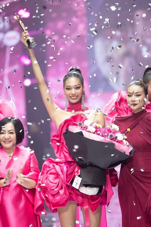 Tối ngày 12/10, Lại Mai Hoa 'vượt mặt' Bảo Ngọc, Mỹ Ngân và Giang Phùng để đăng quang quán quân Vietnam's Next Top Model 2025. Ảnh: Vietnamnet.