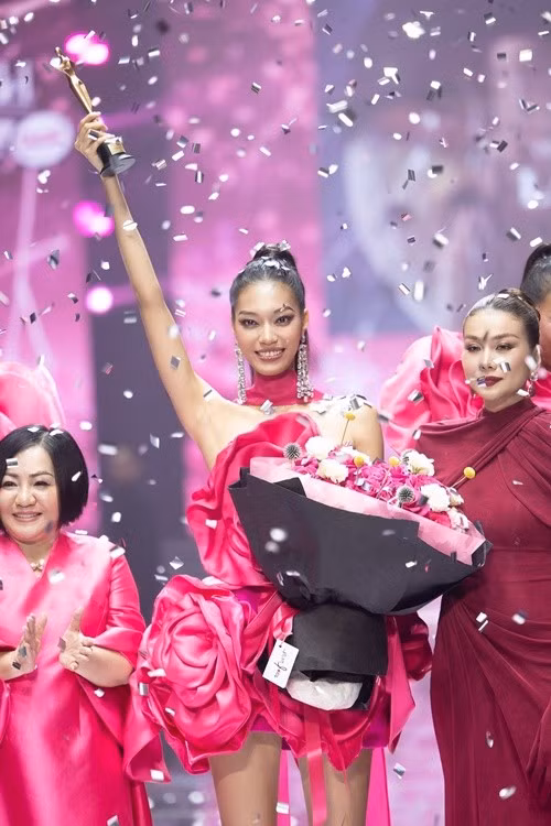 Tối ngày 12/10, Lại Mai Hoa 'vượt mặt' Bảo Ngọc, Mỹ Ngân và Giang Phùng để đăng quang quán quân Vietnam's Next Top Model 2025. Ảnh: Vietnamnet.