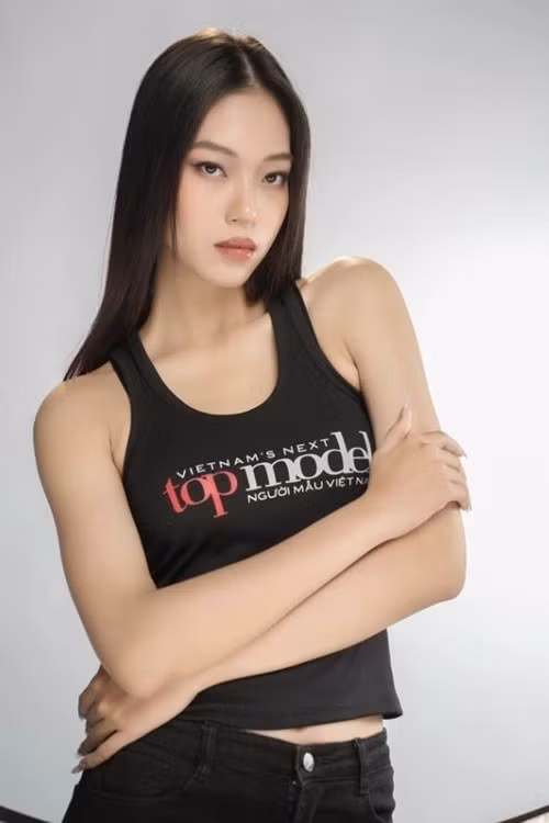 Khi đăng ký tham gia Vietnam’s Next Top Model 2025, người đẹp gây chú ý ngay từ phần thi Top Model Online. Cụ thể, nhờ tổng điểm cao nhất (50% từ bình chọn của khán giả và 50% từ ban giám khảo), Mai Hoa dẫn đầu top 36 thí sinh, giành tấm vé vàng duy nhất bước vào nhà chung. Ảnh: Dân Việt.