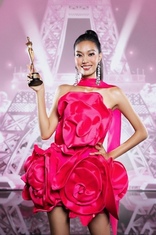 Theo Dân Việt, với danh hiệu quán quân Vietnam’s Next Top Model 2025, Mai Hoa nhận phần thưởng trị giá 300 triệu đồng, cùng cơ hội catwalk trong các sàn diễn thời trang tại Anh, Pháp, Italy. Ảnh: Vietnamnet.