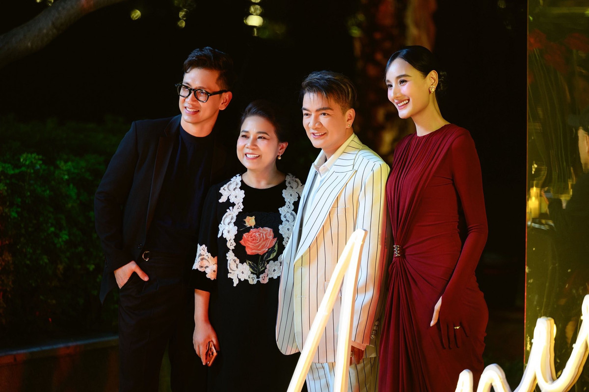 Đàm Vĩnh Hưng đến chúc mừng vợ chồng Lê Thúy kỷ niệm 11 năm ngày cưới.