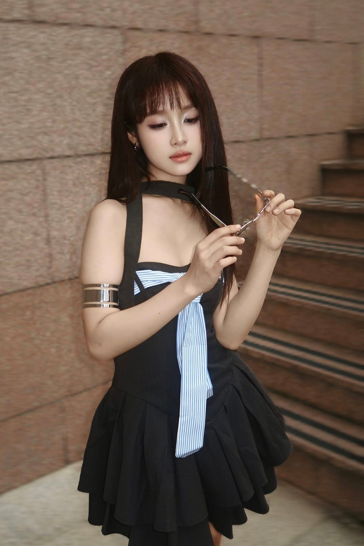 Ở đời thường, Bảo Ngọc chuộng váy liền, áo thun kết hợp quần jeans hoặc set đồ tối giản, thể hiện gu ăn mặc tinh tế, năng động.