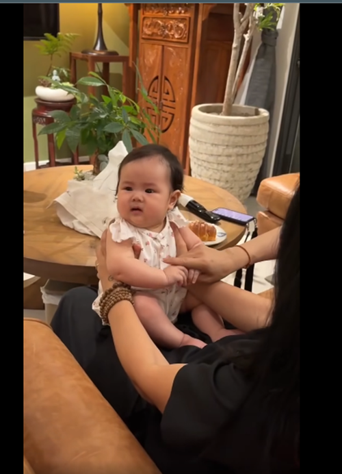 Tuy nhiên, sau 3 tuần nhạc sĩ Quốc Trung đi công tác, bé Bao Bao dường như cảm thấy ông ngoại trông lạ lẫm. "3 tuần ông đi công tác và mang quà về cho cháu, và đây là kết quả…", nhạc sĩ Quốc Trung viết. Ảnh: FB Thanh Lam.