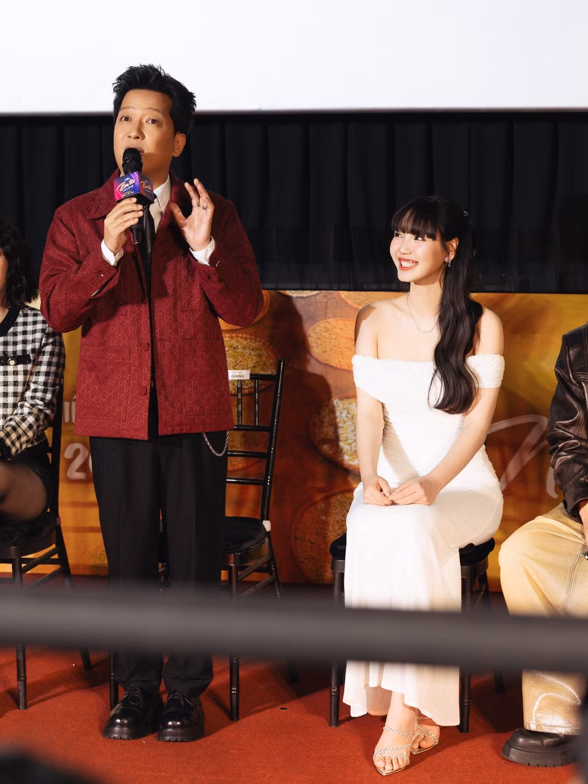 Minh Anh uốn tóc nhẹ nhàng, điểm phần mái bằng trẻ trung và một chiếc kẹp nơ nhỏ xinh xắn phía trên, mang đậm phong cách tiểu thư hiện đại. Với lối trang điểm tươi tắn với tông hồng chủ đạo ở môi và má, gương mặt của Minh Anh trông rạng rỡ và tràn đầy sức sống dưới ánh đèn sân khấu.