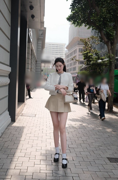 Đỗ Thị Hà diện trang phục gợi cảm, trẻ trung khi xuống phố ở Hong Kong (Trung Quốc). Ảnh: FB Đỗ Thị Hà.