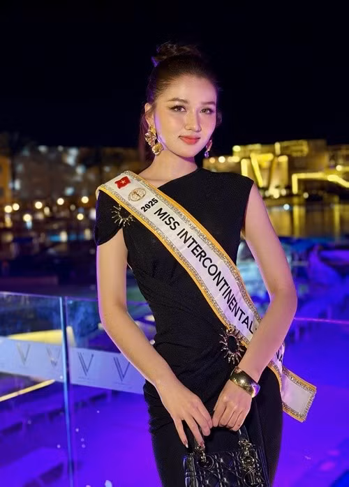 Trong một hoạt động khác, Thu Ngân tiếp tục diện trang phục tông màu đen kín đáo. Trang phục của đại diện Việt Nam tối giản nhưng tinh tế, giúp tôn lên vóc dáng thon gọn. Các chi tiết đính ánh kim hình mặt trời trên trang phục tạo điểm nhấn độc đáo, tăng vẻ thời thượng. Ảnh: FB Thu Ngân.