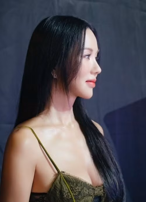 Theo Harper’s Bazaar Việt Nam, sự nghiệp ca hát của Uhm Jung Hwa lên như diều gặp gió những năm đầu thập niên 1990. Ảnh: Instagram Uhm Jung Hwa.