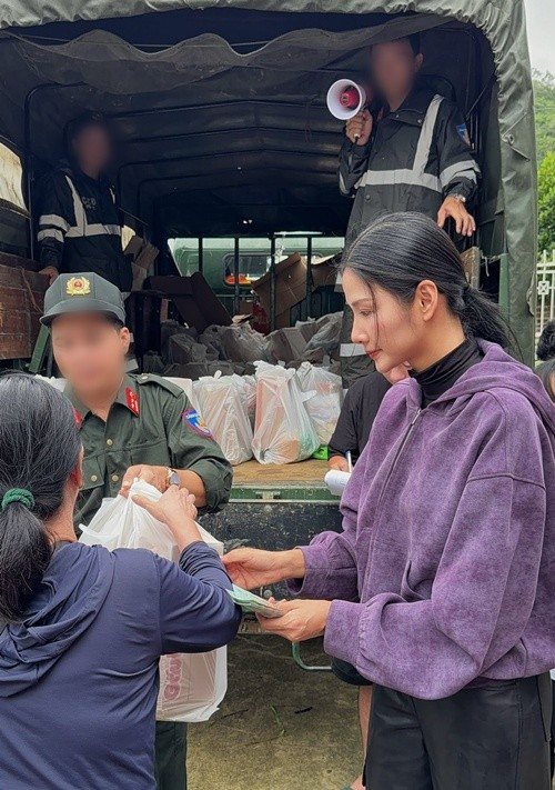 Mới đây, Á hậu Hoàng Thùy đã bay từ Hà Nội vào Khánh Hoà để trực tiếp chia sẻ và hỗ trợ người dân vùng lũ. "Thùy đã đóng góp 70 triệu đồng. Thùy kêu gọi mọi người cùng chung tay hỗ trợ, san sẻ yêu thương để người dân vùng lũ sớm ổn định cuộc sống và vượt qua giai đoạn khó khăn này", nàng hậu chia sẻ. Ảnh: FB Hoàng Thùy.