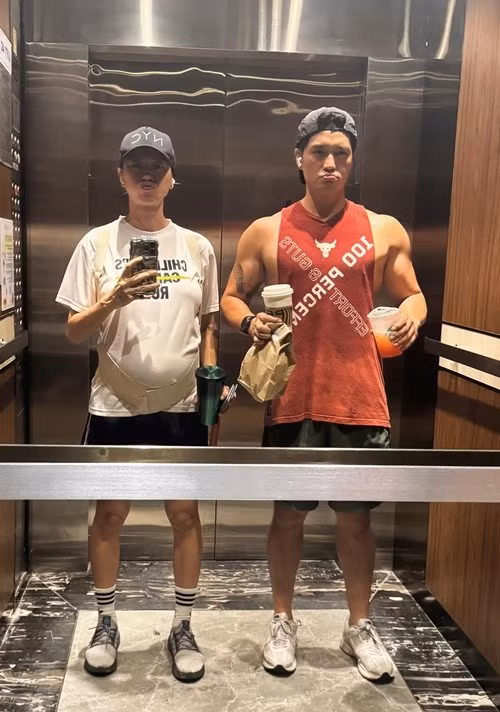 Huy Trần bắt chước biểu cảm của Ngô Thanh Vân trong thang máy. Ảnh: FB Huy Trần.