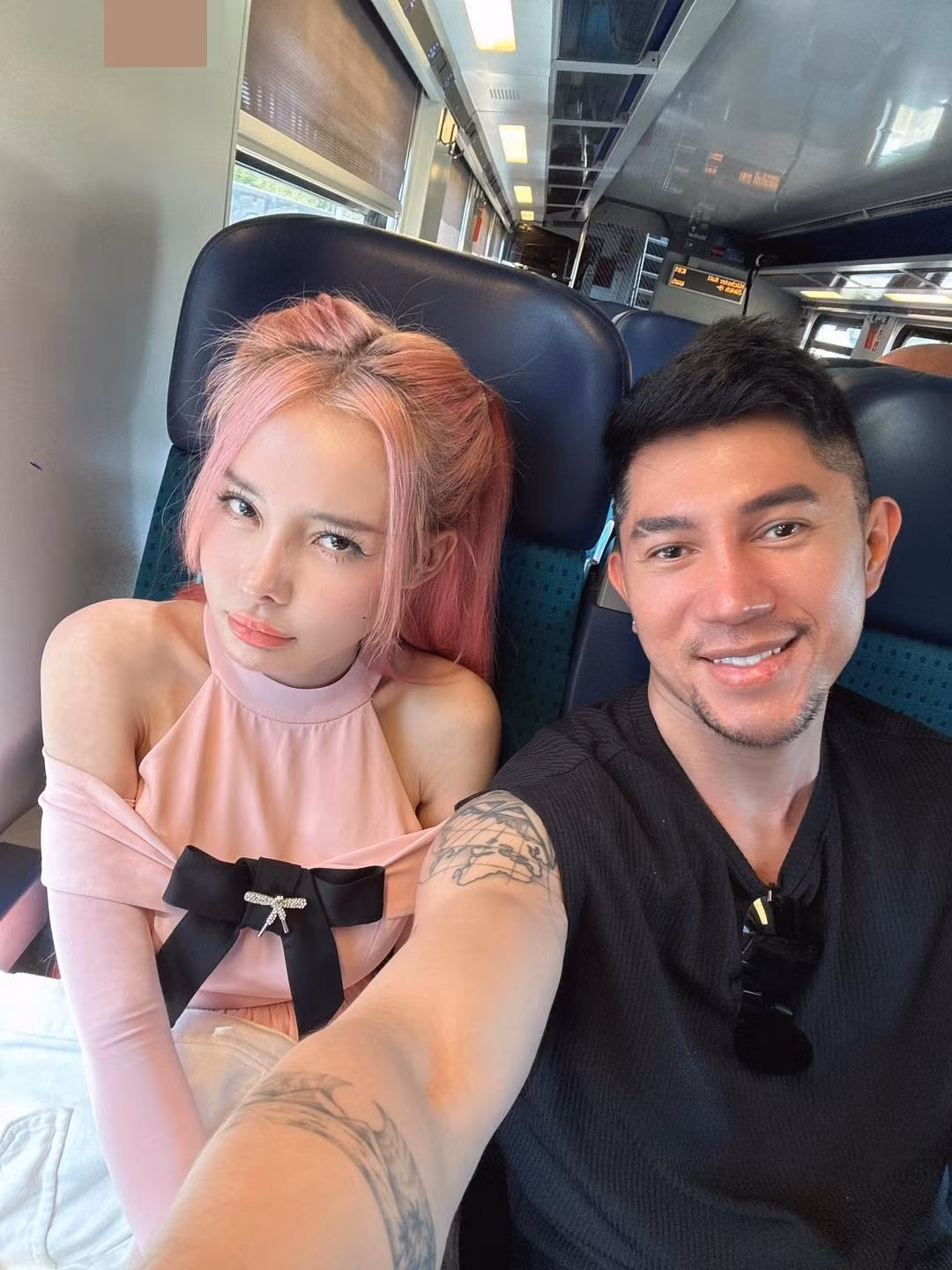 Sau khi Ngân 98 bị bắt, Lương Bằng Quang liên tục đăng tải clip cũ bên hot girl đồng thời bày tỏ nỗi nhớ. Nhiều cư dân mạng cho rằng nam nhạc sĩ đang sử dụng chiêu trò gây chú ý.