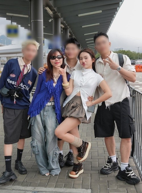 Theo Elle, Phương Mỹ Quyên định hướng phong cách cho Phương Mỹ Chi không đơn thuần dựa trên xu hướng thời trang, mà xuất phát từ tổng thể âm nhạc, hình tượng và cá tính riêng của nữ ca sĩ. Ảnh: FB Phương Mỹ Chi.