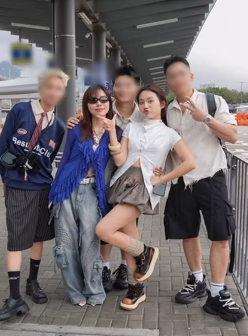 Theo Elle, Phương Mỹ Quyên định hướng phong cách cho Phương Mỹ Chi không đơn thuần dựa trên xu hướng thời trang, mà xuất phát từ tổng thể âm nhạc, hình tượng và cá tính riêng của nữ ca sĩ. Ảnh: FB Phương Mỹ Chi.