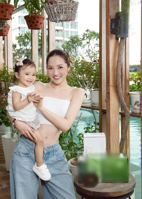 Căn nhà của Bảo Anh là căn hộ duy nhất mở cửa ra có sân vườn và lối thẳng ra bể bơi. Ảnh: FB Bảo Anh.