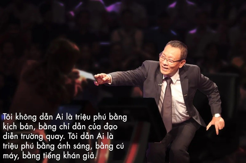 Nhà báo Lại Văn Sâm làm MC Ai là triệu phú từ năm 2005 đến năm 2017. Chia sẻ trên VTV, nam MC cho biết, ông dẫn chương trình không bằng kịch bản, bằng chỉ đạo của đạo diễn trường quay nữa mà bằng ánh sáng, bằng cú máy, bằng tiếng khán giả”. Ảnh: VTV.