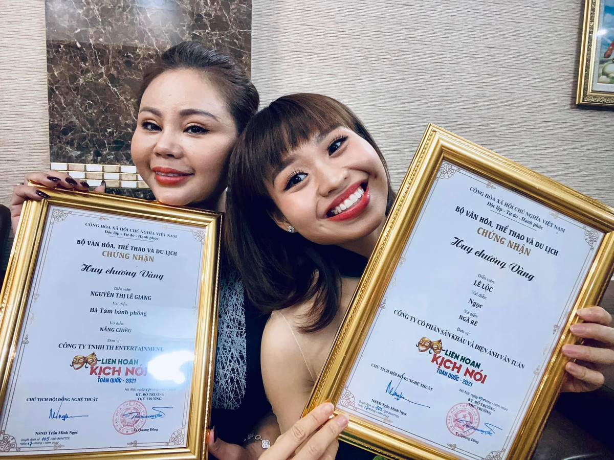 Lê Giang và Lê Lộc cùng đoạt giải ở Liên hoan kịch nói toàn quốc năm 2021. Nhận giải thưởng, Lê Lộc bày tỏ: “Mẹ ơi, nếu không có mẹ sinh con ra, làm sao con được mang ơn tất cả những ân tình trong cuộc đời này. Con thương mẹ”. Ảnh: FB Lê Lộc.