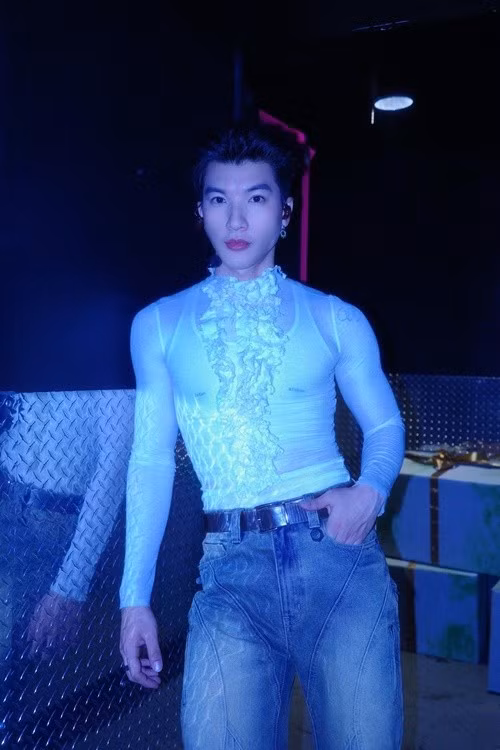 Trước ồn ào vũ đạo, HIEUTHUHAI chưa lên tiếng. Mới nhất, trên trang cá nhân, anh khoe loạt ảnh biểu diễn ở xứ cờ hoa. Ảnh: FB HIEUTHUHAI.