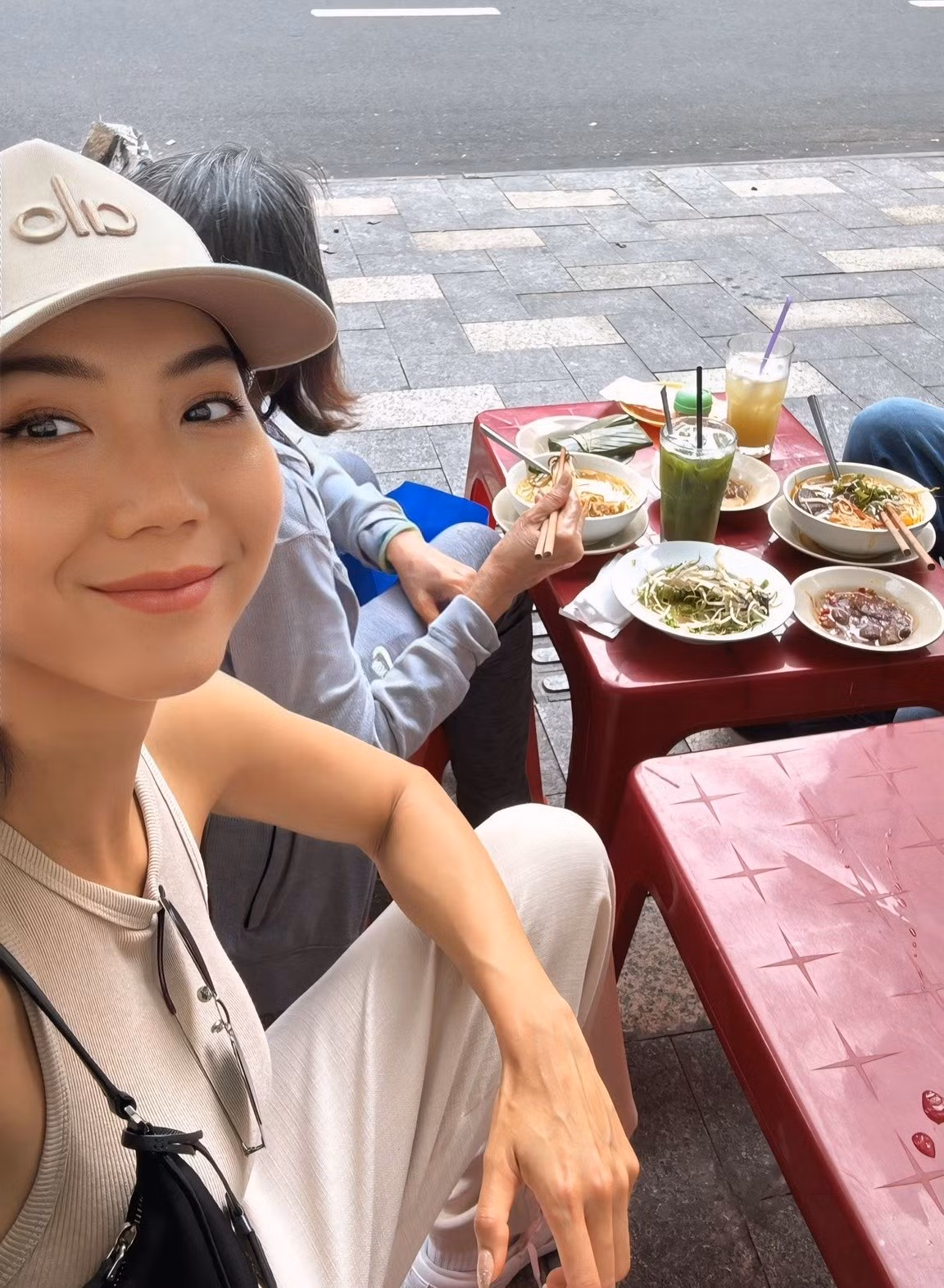 Đưa mẹ trở về Việt Nam lần này, Ngọc Quyên dẫn đấng sinh thành đi ăn uống, gặp gỡ người thân.