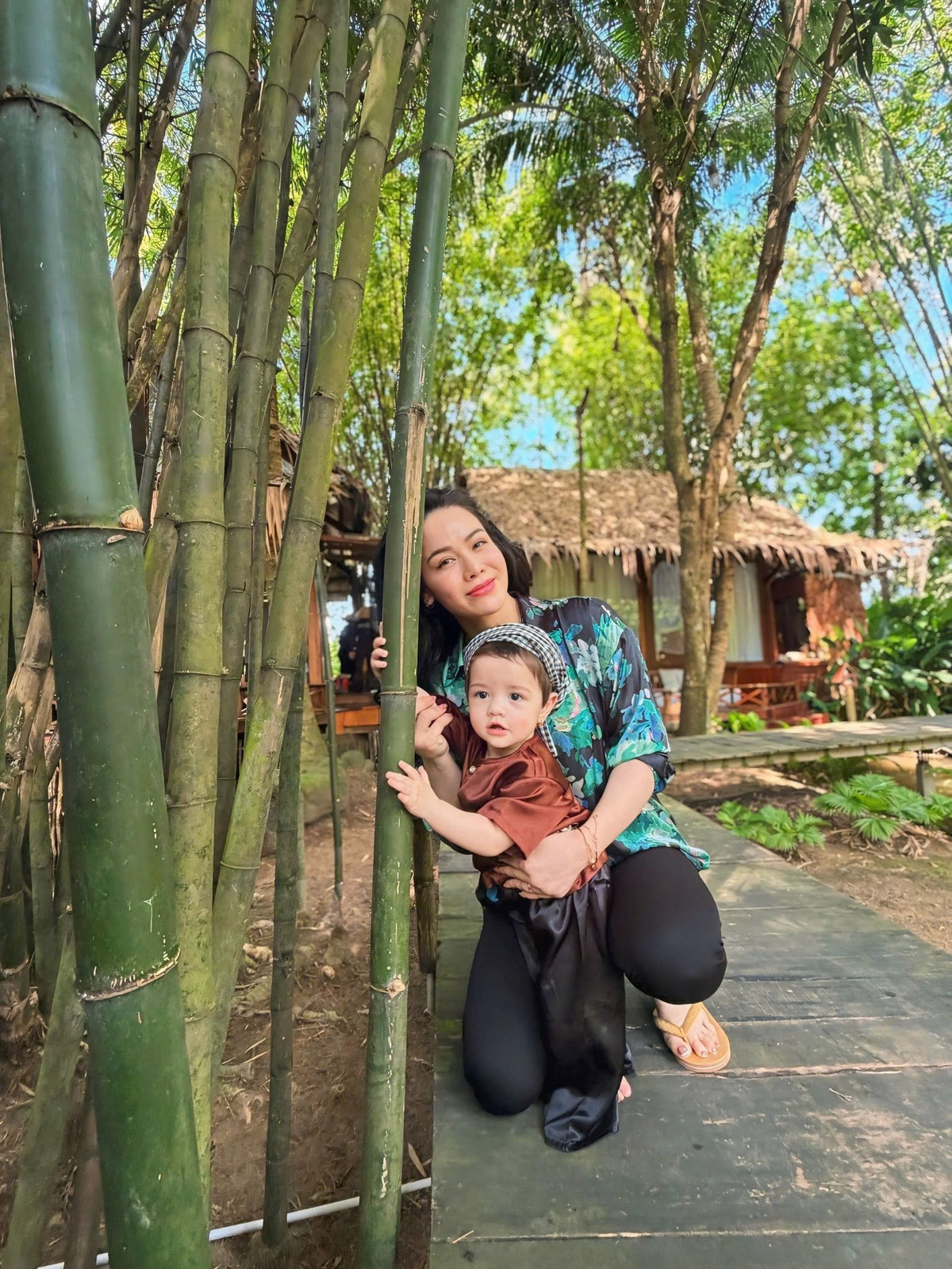 Nhật Kim Anh thức dậy sớm chăm con, tranh thủ mọi thời gian để vừa lo con, vừa lo công việc kinh doanh và nghệ thuật.