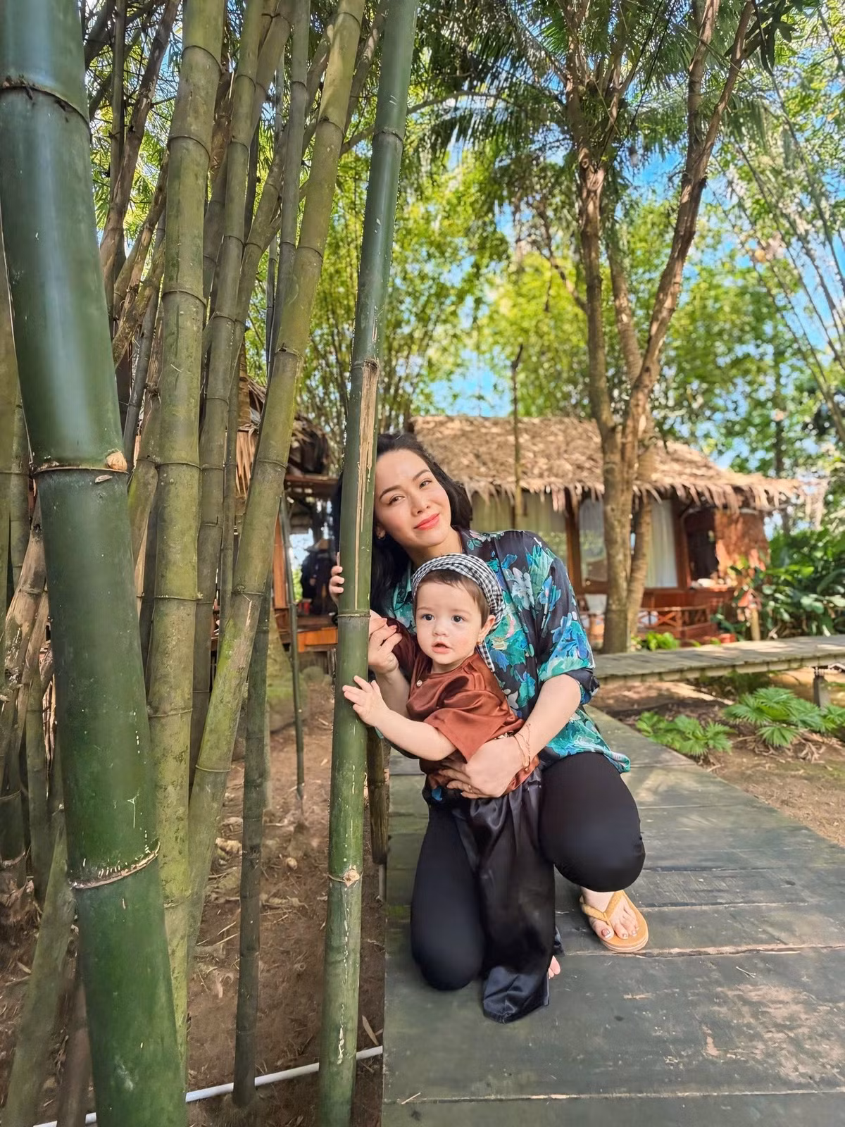 Nhật Kim Anh thức dậy sớm chăm con, tranh thủ mọi thời gian để vừa lo con, vừa lo công việc kinh doanh và nghệ thuật.