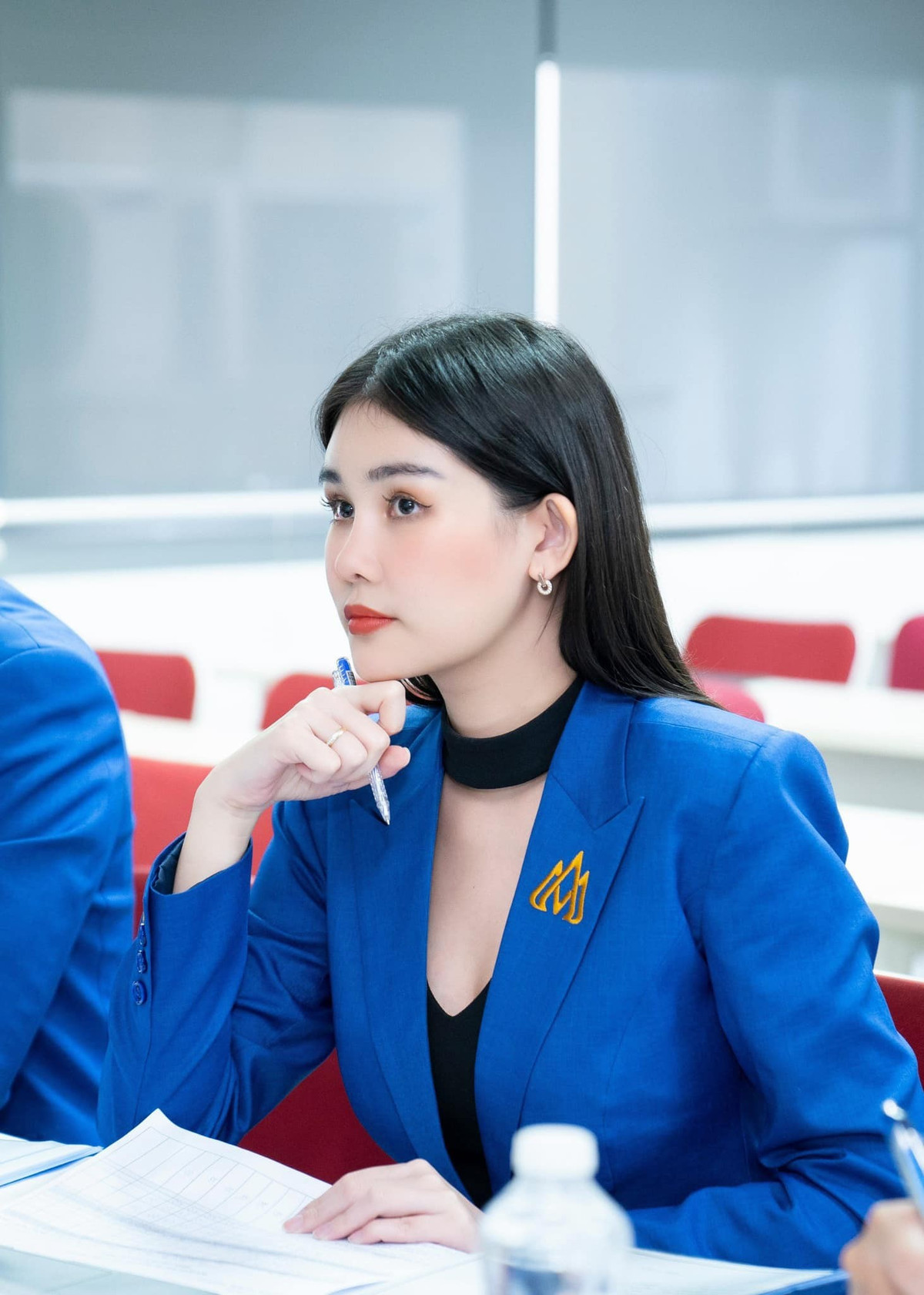 Ngân Anh cho phép học trò có thể đem các món đồ ăn vặt vào lớp. “Tôi hay nói vui với các bạn là tôi rất thích ăn vặt, thích uống trà sữa nên chúng ta có thể ăn uống với nhau”, nàng hậu tâm sự.