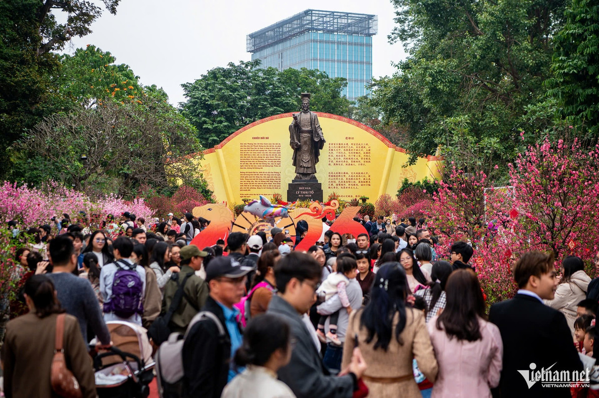 Trong những ngày đầu năm mới Tết Nguyên đán 2026, tiết trời Hà Nội se lạnh, thuận lợi cho người dân và du khách du xuân. Trong đó, khu vực công viên Lý Thái Tổ thu hút lượng khách đông hơn cả.