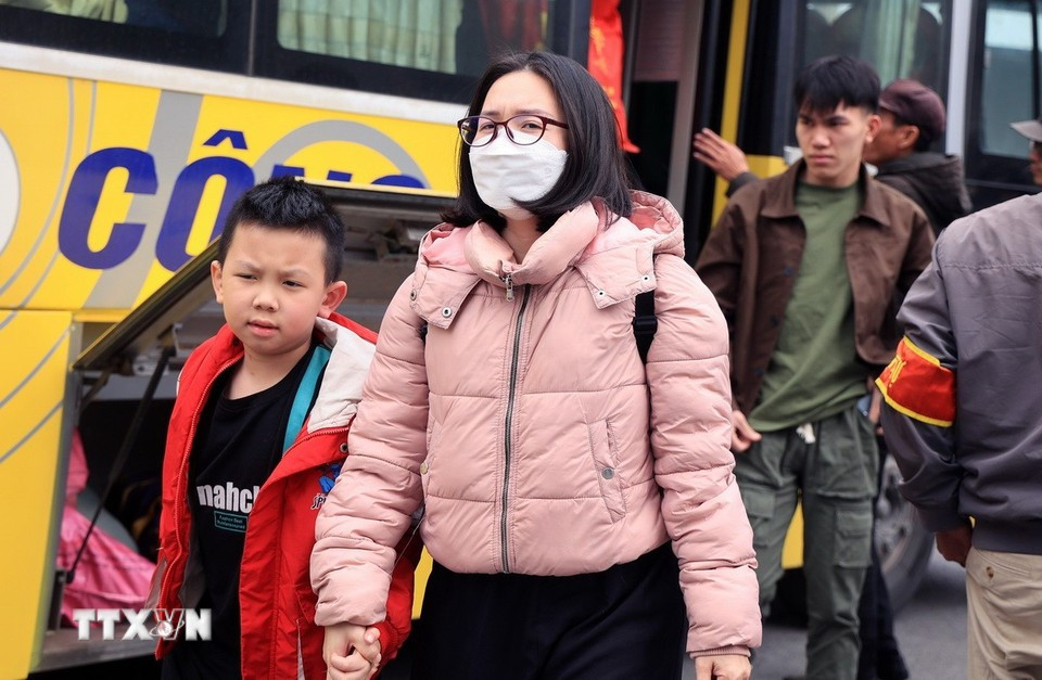 Người dân vội vã dời bên xe Giáp Bát trở về nhà sau kỳ nghỉ tết Dương lịch. (Ảnh: QUốc Khánh/TTXVN)