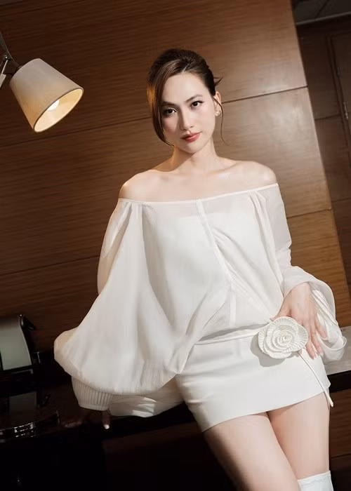 Về chuyện tình cảm, cô cho biết năm 18 tuổi, khi có mối tình đầu, từng nghĩ đến chuyện kết hôn. Tuy nhiên, sau hai mối tình, quan điểm về hôn nhân của cô dần thay đổi.