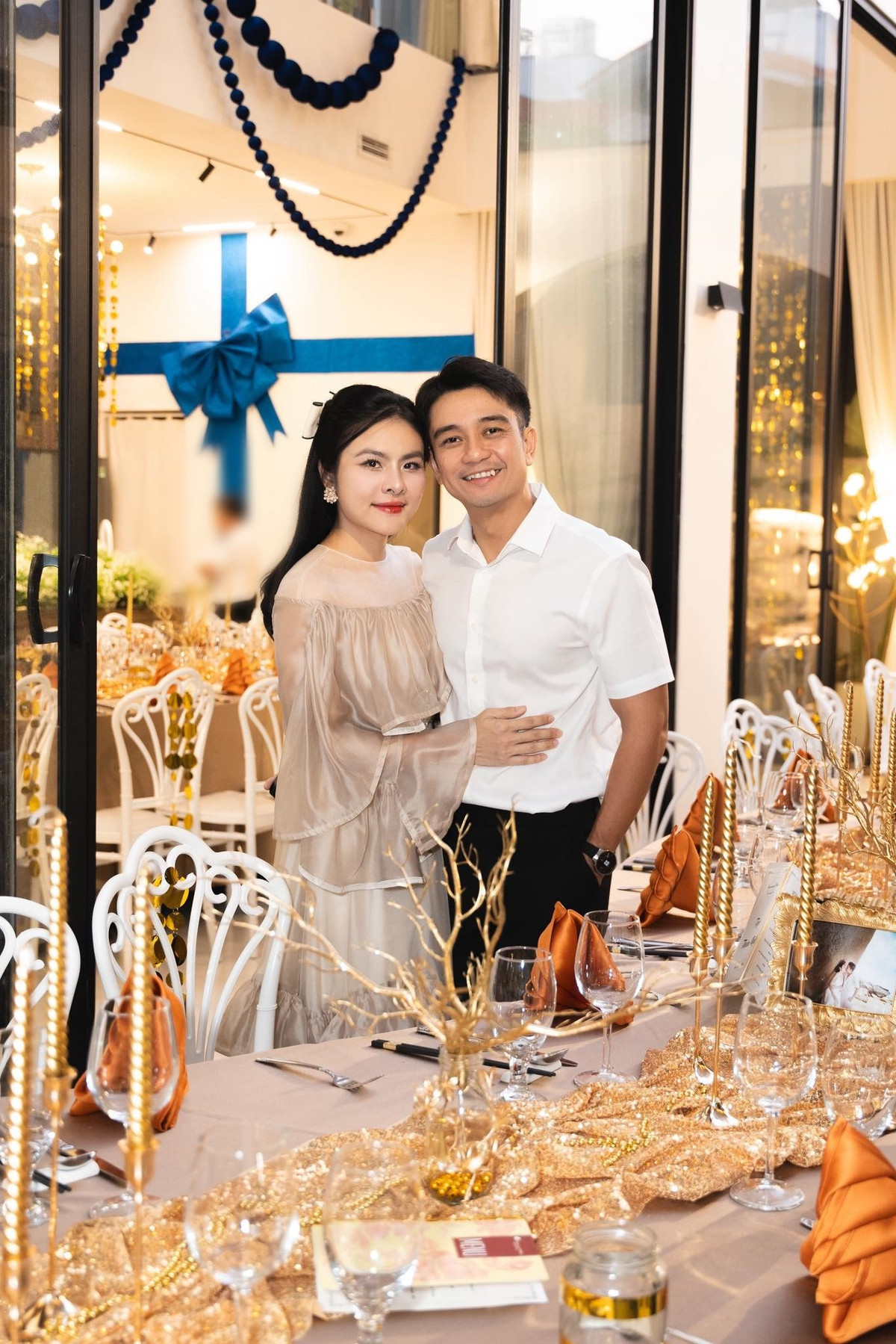 Trên trang cá nhân, Vân Trang viết: "10 năm lãi được 1 tổ ấm nhỏ với 4 đứa con ngoan xinh yêu". Ngoài ra, cô gửi lời cảm ơn đến chồng đã luôn ở bên.