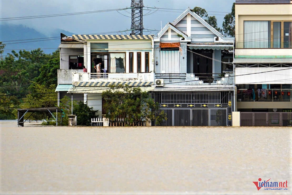 Theo Bản tin lúc 15h30 ngày 28/10 của Đài khí tượng thủy văn Trung Trung Bộ về tin lũ khẩn cấp, đặc biệt lớn trên sông Vu Gia, Thu Bồn, mực nước thượng lưu hai sông này đang lên lại, hạ lưu đang dao động ở mức cao trên báo động 3.