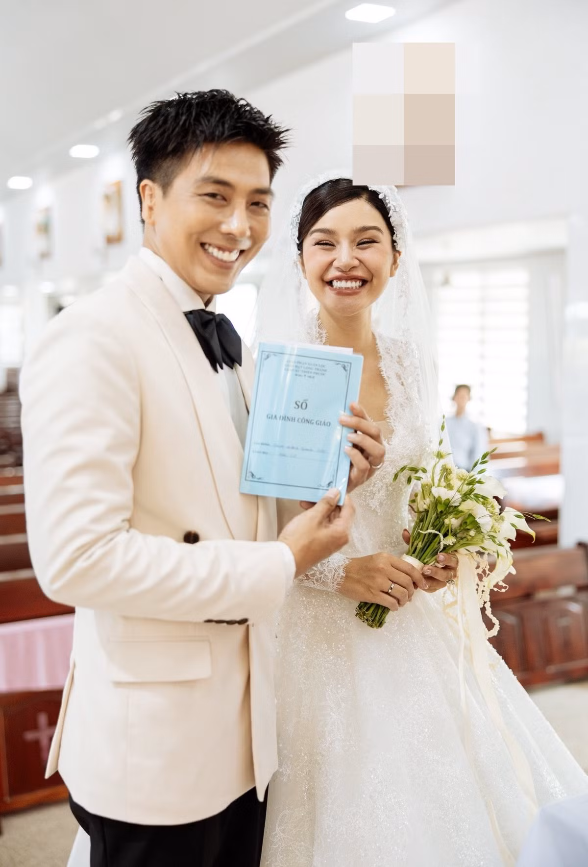 Quang Sơn và Thu Trang tươi rói khi tổ chức thánh lễ hôn phối. Ảnh: FB Quang Sơn.
