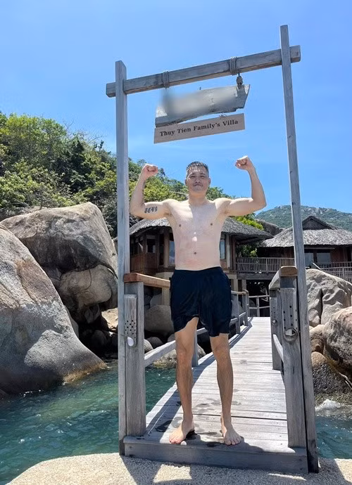 "Cách tôi và vợ tôi đi biển", Công Vinh viết. Ảnh: FB Công Vinh.