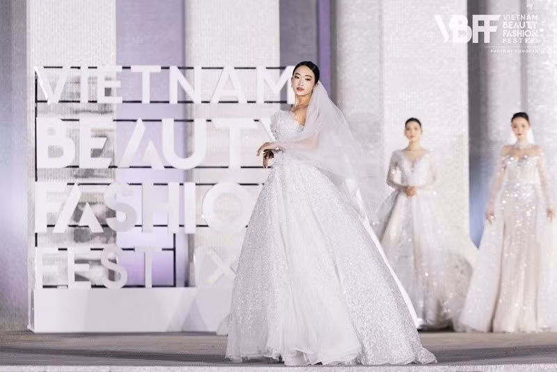 "Với nền tảng ngôn ngữ, văn học và đối ngoại, tôi hiểu rằng ngôn ngữ là chìa khóa mở tri thức, còn truyền thông là cầu nối đưa bản sắc Việt đến gần hơn với thế giới. Tôi mong trở thành hình ảnh của người phụ nữ Việt Nam hiện đại: tự tin, trí tuệ và giàu tình yêu dành cho văn hóa dân tộc. Cuộc thi là bước đi đầu tiên để tôi kể câu chuyện về một Việt Nam rực rỡ, giàu truyền thống và sẵn sàng hội nhập bằng chính năng lực và trái tim của mình", Thủy Tiên nói. Ảnh: FB Vũ Thủy Tiên.