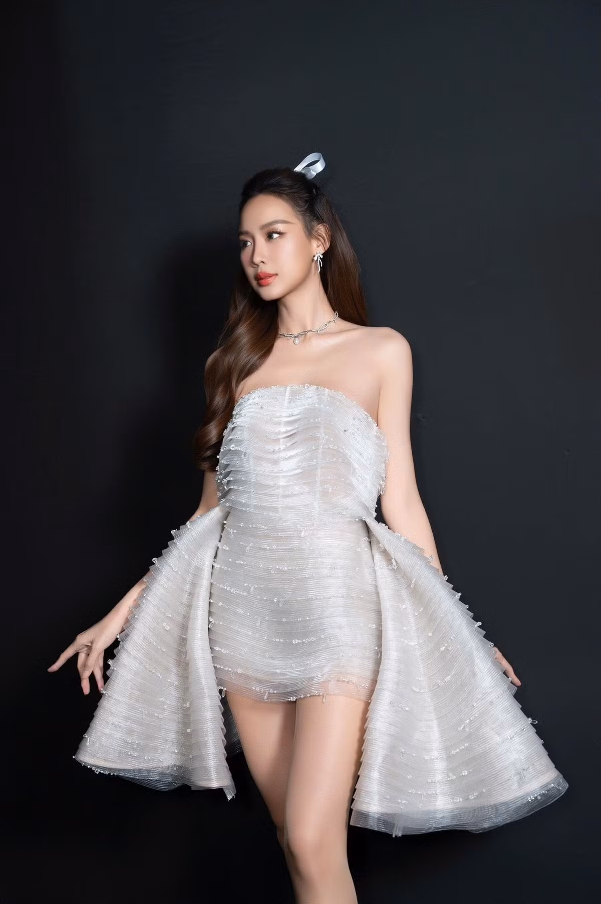 Phong cách thời trang của Bảo Ngọc được đánh giá đa dạng. Ở đời thường, cô ưu tiên sự trẻ trung, năng động, trong khi khi xuất hiện tại các sự kiện, nàng hậu thường lựa chọn những thiết kế dạ hội có phom dáng tinh giản, đường cắt gọn gàng, tập trung tôn chiều cao nổi bật và tỷ lệ hình thể cân đối.