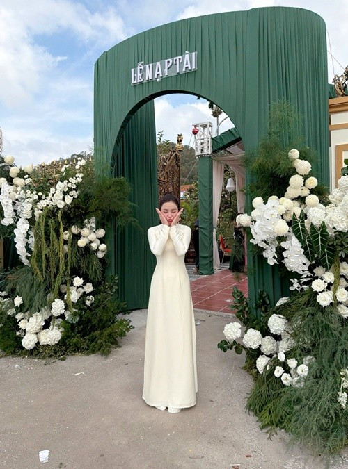 Kiều Duy nhắn nhủ đàn chị: "Ngày tình về chung đôi của Hoa hậu Đỗ Thị Hà. Chúc chị yêu một trang mới của cuộc đời đầy hạnh phúc và ấm áp". Ảnh: FB Kiều Duy.