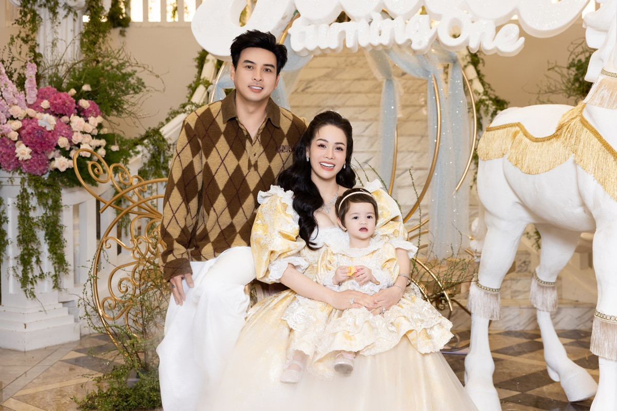 Nhật Kim Anh cho biết bữa tiệc không chỉ mừng bé Julia tròn 1 tuổi mà còn là dịp mẹ con cô gặp lại những người thân yêu luôn đồng hành suốt thời gian qua. Ảnh: FB Nhật Kim Anh.