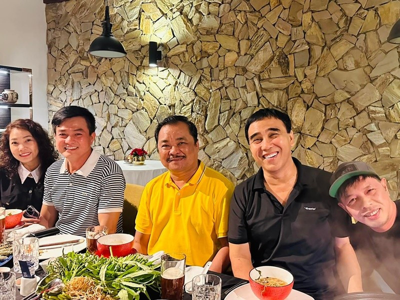 Trúc Trương có mặt trong các buổi gặp gỡ giữa Cao Minh Đạt và các đồng nghiệp. Ảnh: FB Cao Minh Đạt.