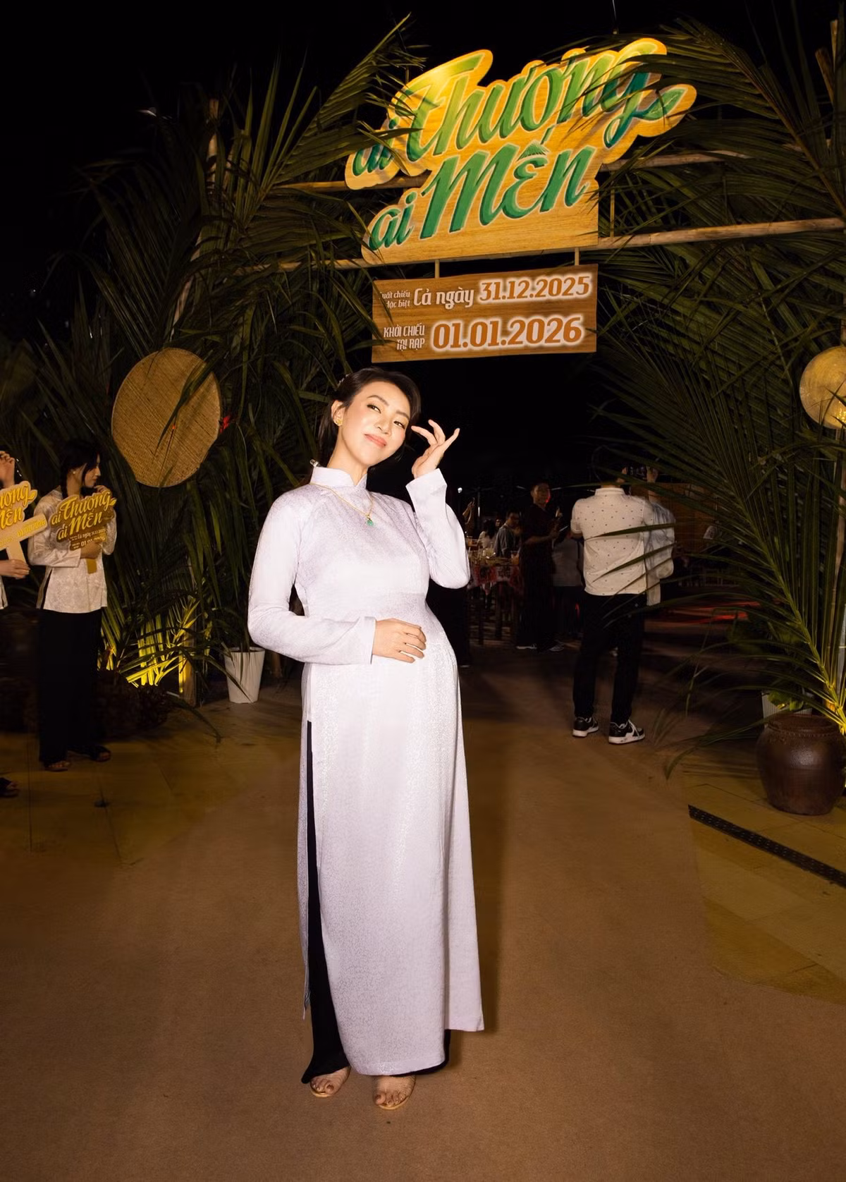 Mới đây, Thu Trang ra mắt phim Ai thương ai mến. Tại sự kiện, nữ diễn viên diện áo dài, hóa thân bà bầu. Ảnh: FB Thu Trang.