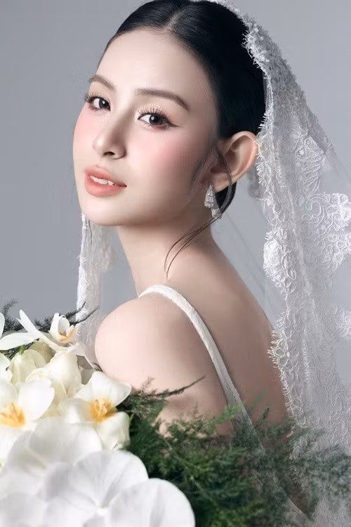 Theo Znews, nữ người mẫu đăng ký kết hôn vào đầu tháng 7/2025 sau lễ ăn hỏi vào tháng 6/2025. Ảnh: Instagram Hương Liên.